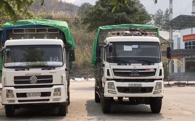 Hai xe chở phụ tùng ôtô cũ đậu cách tòa nhà liên hợp Khu kinh tế cửa khẩu Ma Lù Thàng chỉ vài bước chân.