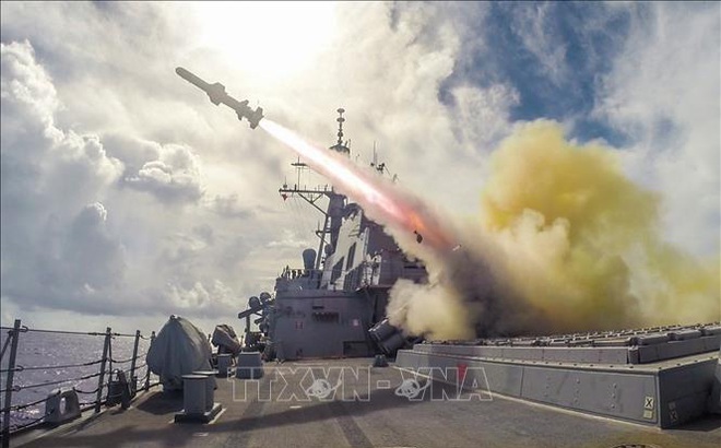 Tên lửa Harpoon được phóng từ tàu khu trục USS Fitzgerald của Mỹ trong cuộc tập trận bắn đạn thật trên biển gần Guam. Ảnh: AFP/TTXVN