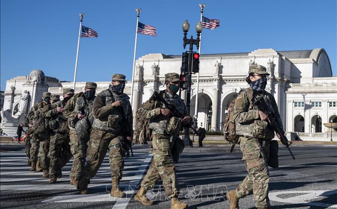 Lực lượng vệ binh quốc gia Mỹ tuần tra gần Đồi Capitol ở Washington, D.C, ngày 19/1/2021. Ảnh: AFP/TTXVN
