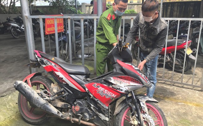 Lương Trường Giang cùng chiếc xe máy trong vụ tai nạn chết người.