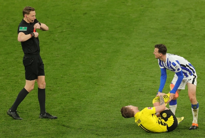 Cận cảnh pha tắc bóng rợn người khiến trai đẹp Marco Reus lăn lộn đau đớn và buộc phải rời sân - Ảnh 4.