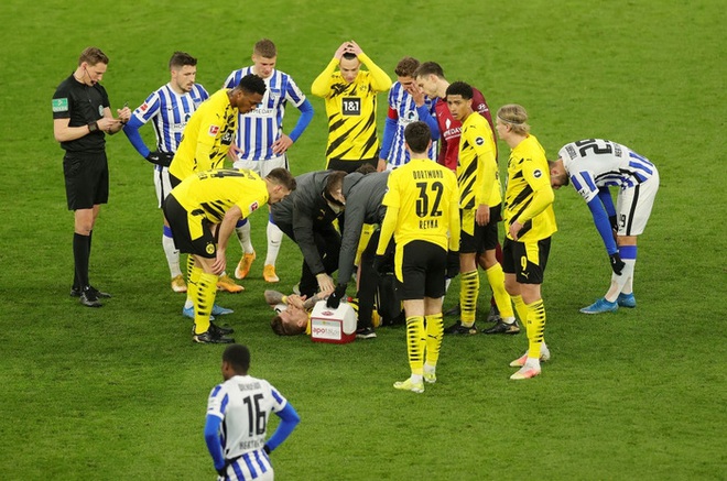 Cận cảnh pha tắc bóng rợn người khiến trai đẹp Marco Reus lăn lộn đau đớn và buộc phải rời sân - Ảnh 6.