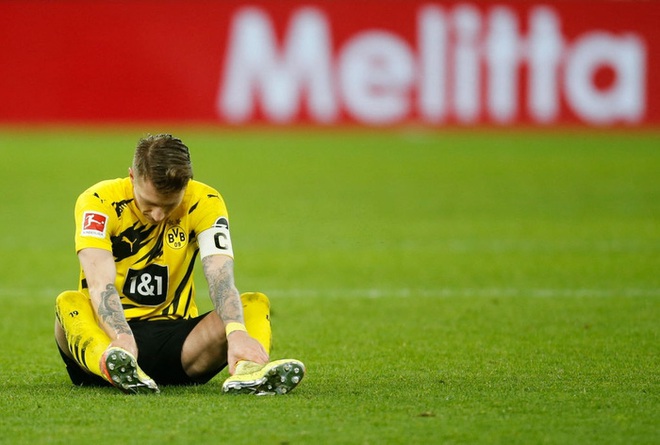 Cận cảnh pha tắc bóng rợn người khiến trai đẹp Marco Reus lăn lộn đau đớn và buộc phải rời sân - Ảnh 7.