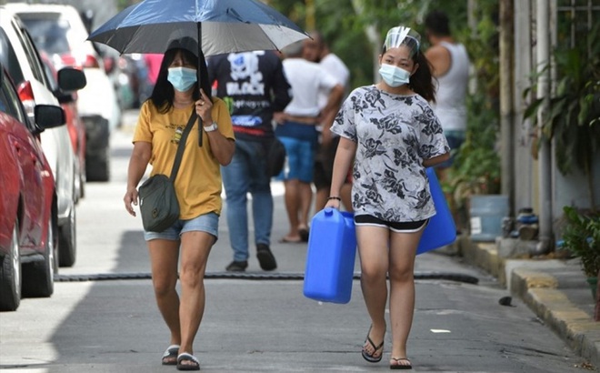Người dân đeo khẩu trang tại một khu phố ở Manila, Philippines. Ảnh: AFP.