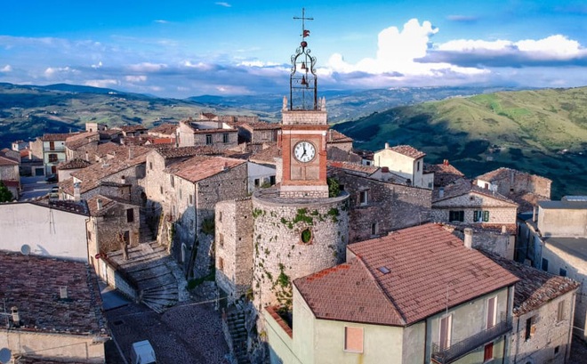 Thị trấn Castropignano, vùng Molise, phía nam của Italy, là thị trấn bắt đầu bán bớt nhà với giá khoảng 1 USD. Ảnh: CNN
