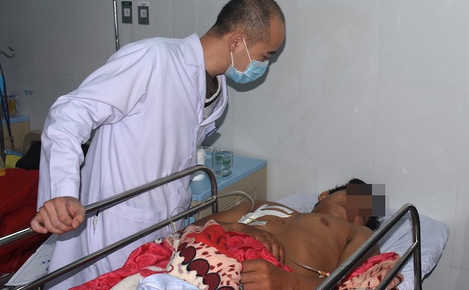 Bệnh nhân được các y bác sĩ Bệnh viện đa khoa tỉnh Kon Tum thăm khám