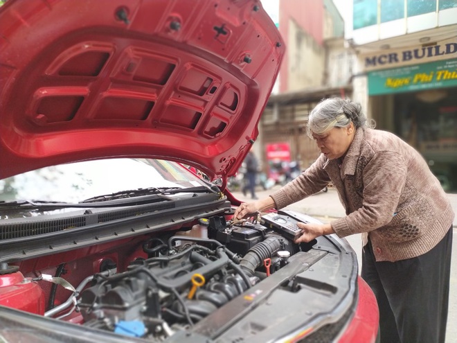 Chuyện về bà lão kỳ dị ở Hà Nội, hơn 50 năm tay cầm cờ lê, nằm gầm ô tô - Ảnh 2.