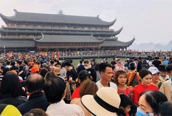 Phó trụ trì chùa Tam Chúc lên tiếng về việc 5 vạn người dân chen chúc tới chùa - Ảnh 4.
