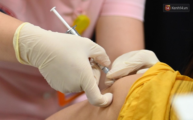 6 người đầu tiên được tiêm thử nghiệm vaccine Covivac (Ảnh: Phương Thảo)