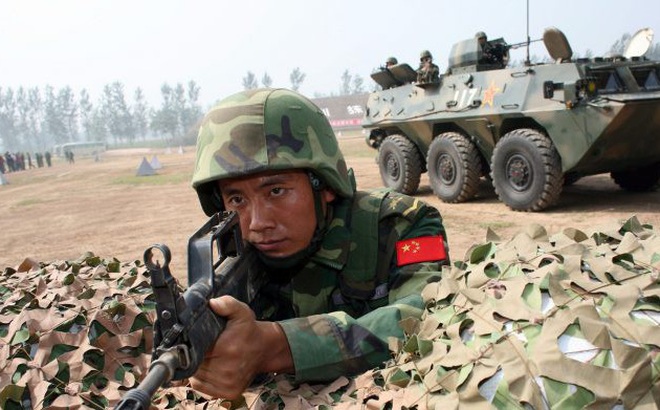 Một binh sĩ Quân Giải phóng Nhân dân Trung Quốc (PLA) tại căn cứ ở Thấm Dương, Hà Nam, Trung Quốc