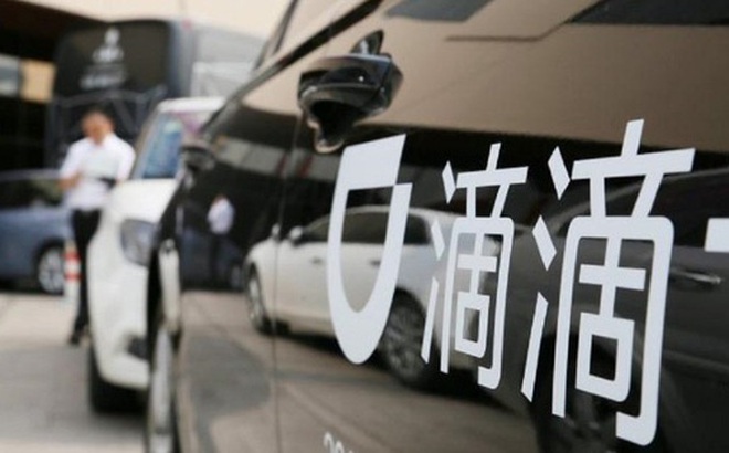 Một chiếc xe hơi dán logo của Didi Chuxing. Ảnh: Reuters
