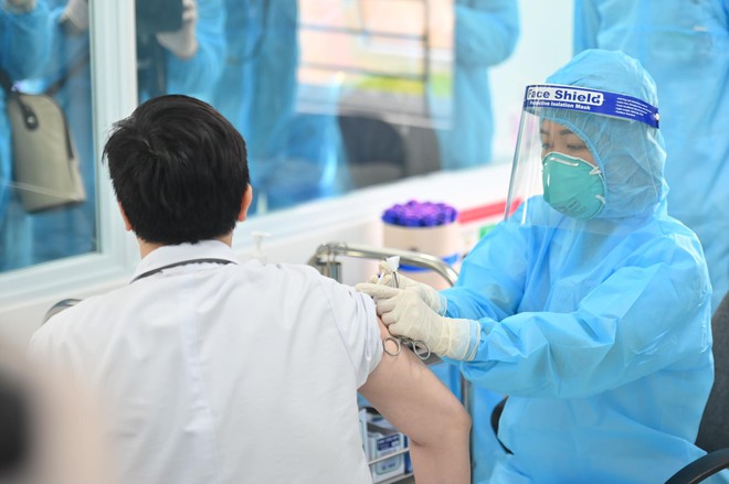 2 trường hợp có phản ứng nặng sau tiêm vắc xin COVID-19 - Ảnh 1. 2 trường hợp có phản ứng nặng sau tiêm vắc xin COVID-19 - Ảnh 1.