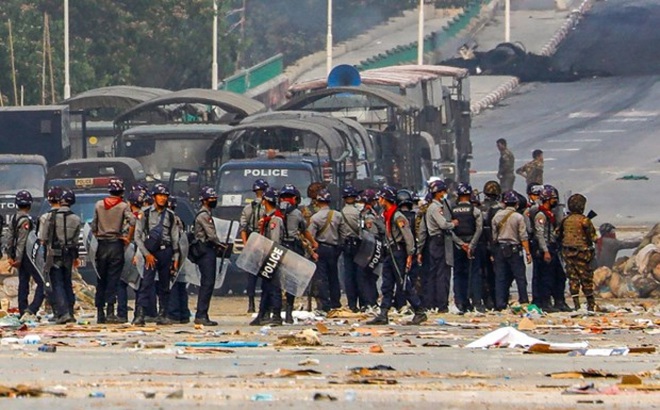 Cảnh sát Myanmar siết chặt an ninh tại quận Hlaingthaya, thành phố Yangon ngày 14/3/2021. Ảnh: AFP