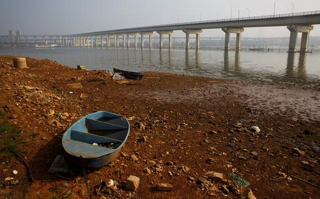 Một chiếc thuyền nằm trên bờ sông Dương Tử. Ảnh: Reuters