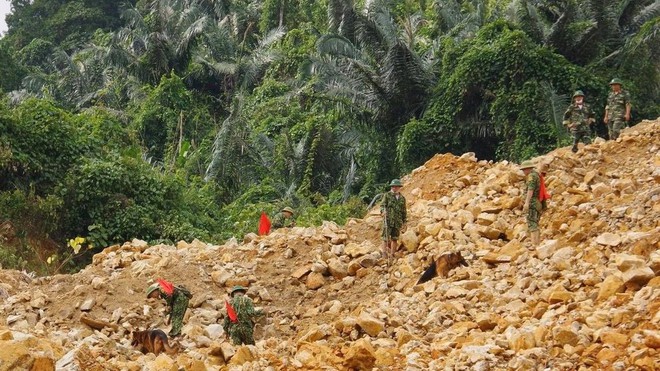 Đau đáu ánh mắt của vị lãnh đạo tỉnh bên người mẹ tìm con ở Rào Trăng - Ảnh 1.