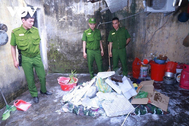 Khống chế đối tượng ngáo đá, cầm dao cố thủ trong nhà dân - Ảnh 2.