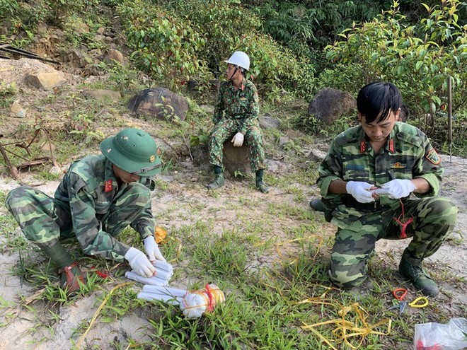 Mục kích quân đội nổ mìn đánh sập hầm vàng trái phép tại Đà Nẵng - Ảnh 3.