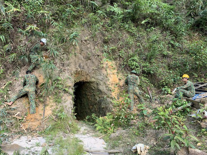Mục kích quân đội nổ mìn đánh sập hầm vàng trái phép tại Đà Nẵng - Ảnh 4.