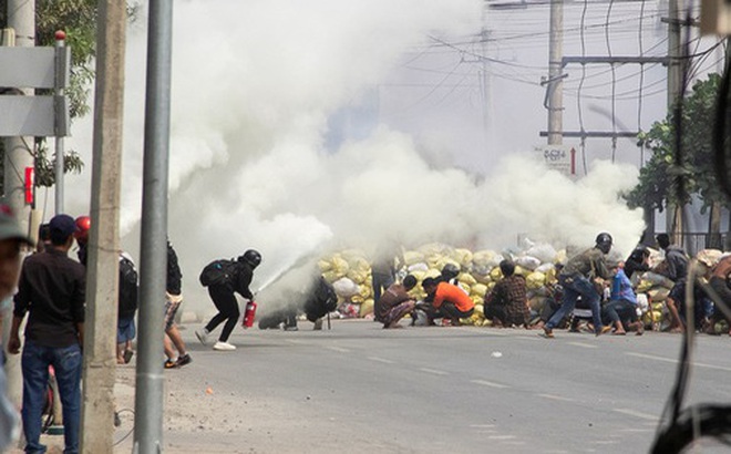 Một cuộc biểu tình phản đối đảo chính ở TP Mandalay - Myanmar hôm 15-3. Ảnh: REUTERS