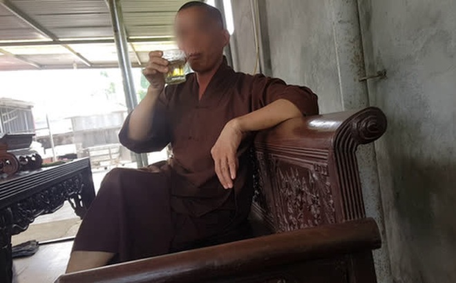 Trụ trì chùa Hưng Khánh uống bia