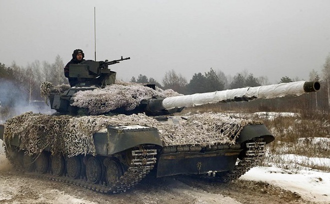 Ukraine đã kéo hàng trăm xe tăng, pháo binh và hàng nghìn quân đến Donbass, điều này cho thấy Kiev đã sẵn sàng bắt đầu một chiến dịch quy mô lớn. (Ảnh: AP)
