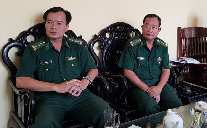 Đại tá Phạm Văn Phong – Chính uỷ Bộ Chỉ huy BĐBP An Giang (bên phải) và Thượng tá Lê Hoàng Việt - Phó Chính ủy Bộ chỉ huy BĐBP - trao đổi với Tiền Phong.