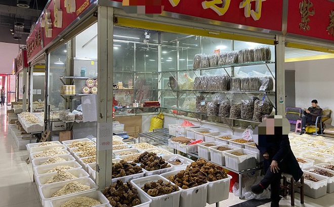 Một gian hàng cung cấp tử hà sa tại một chợ dược liệu ở Trung Quốc. Ảnh: The Paper
