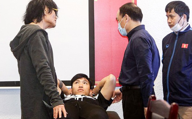 Bác sĩ Choi Ju Young cùng với đội ngũ y bác sĩ hội chẩn chấn thương cho Đoàn Văn Hậu vào ngày 5-3 vừa qua