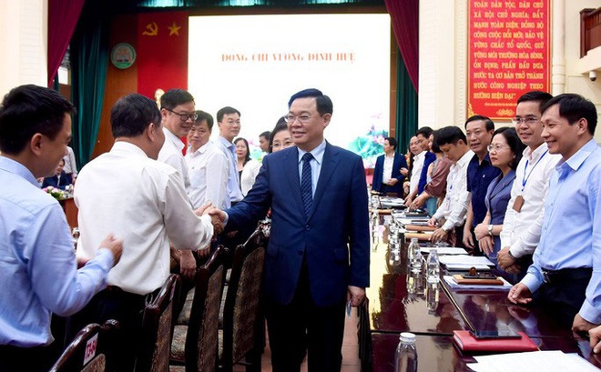 Bí thư Thành ủy Hà Nội Vương Đình Huệ và các đại biểu dự buổi làm việc tại Đảng bộ thị xã Sơn Tây - Ảnh: Viết Thành