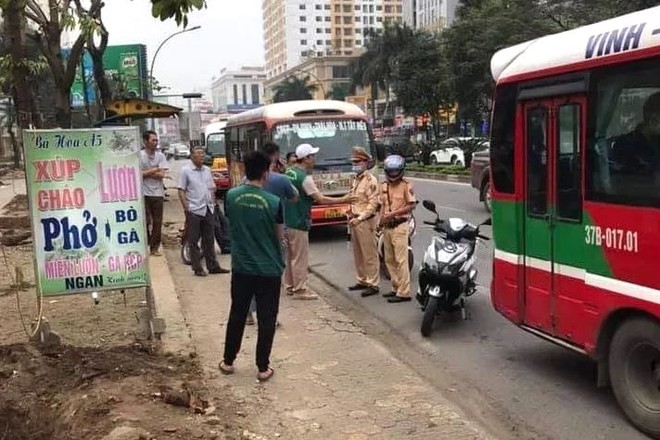 Người dân sợ hãi chứng kiến 2 xe buýt rượt đuổi, chèn ép nhau trên phố - Ảnh 3. Người dân sợ hãi chứng kiến 2 xe buýt rượt đuổi, chèn ép nhau trên phố - Ảnh 3.