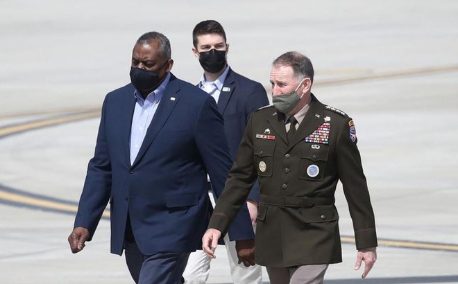 Bộ trưởng Quốc phòng Mỹ Lloyd Austin và Tư lệnh Các lực lượng Mỹ tại Hàn Quốc (USFK), Tướng Lục quân Robert B. Abrams sau khi đến Căn cứ Không quân Osan tại Pyeongtaek, Hàn Quốc ngày 17/3/2021. Ảnh: Reuters