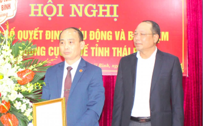 Lãnh đạo Tổng cục Thuế trao quyết định bổ nhiệm tân Cục trưởng Cục thuế tỉnh Thái Bình (trái). Ảnh: Hoàng Long