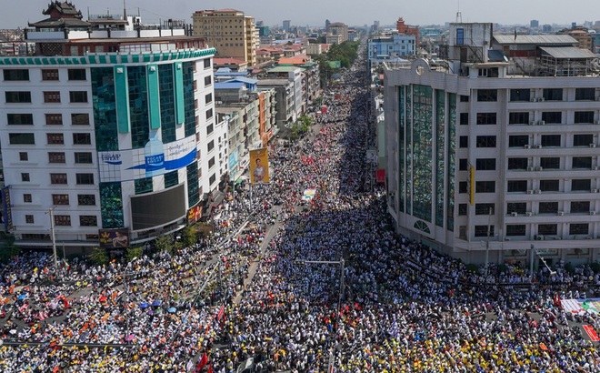 Biểu tình ở Mandalay, Myanmar ngày 15/2. Ảnh: AFP