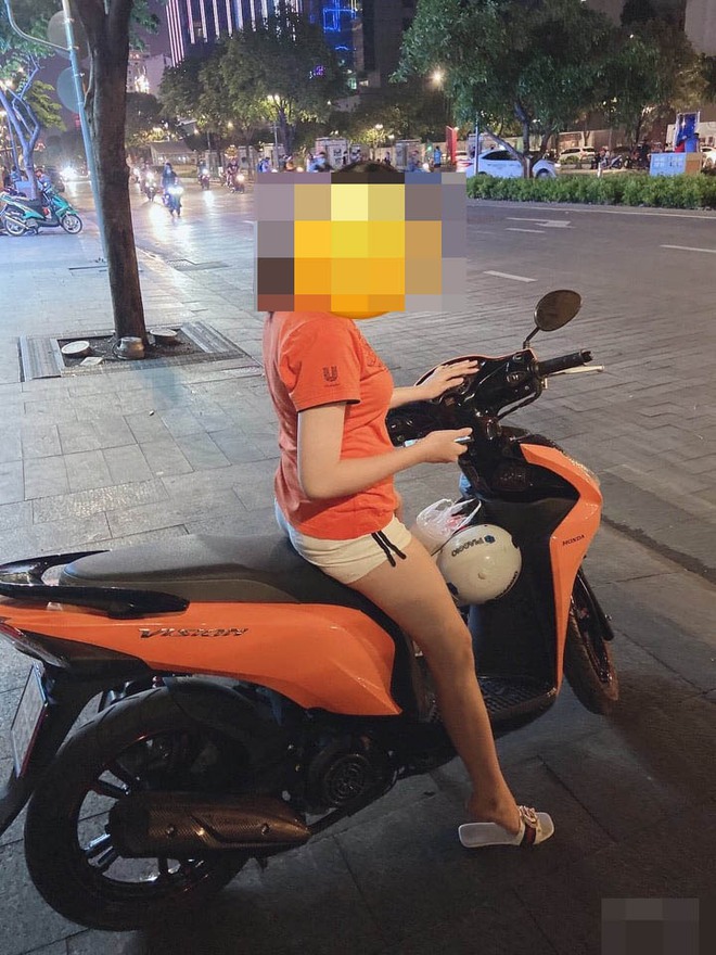 Cô gái 21 tuổi bị thanh niên chặn xe, chĩa mã tấu cướp tài sản ở Sài Gòn - Ảnh 1.