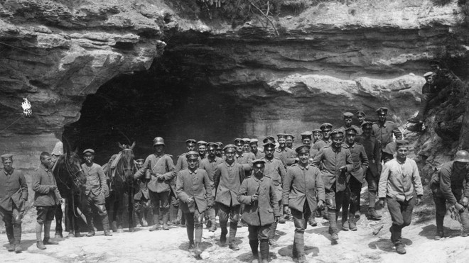 270 lính Đức mắc kẹt trong hầm ở Thế chiến I: Kẻ tự sát, người nhờ đồng đội kết liễu - Ảnh 2.