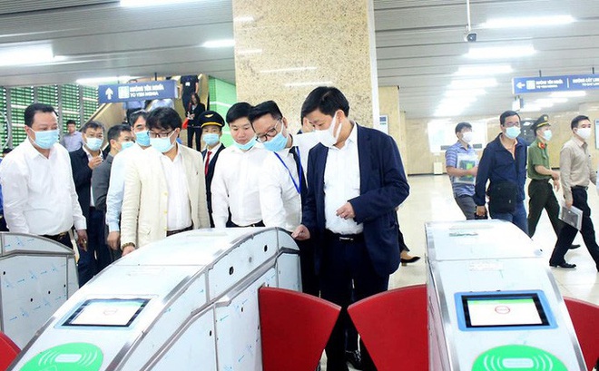 Ông Dương Đức Tuấn, Phó Chủ tịch UBND TP Hà Nội, thị sát tại tuyến đường sắt Cát Linh-Hà Đông - Ảnh: Phú Khánh