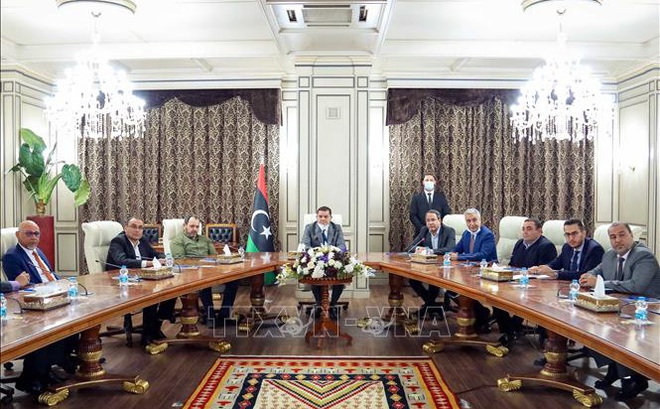Tân Thủ tướng Libya Abdul Hamid Dbeibah (giữa) chủ trì cuộc họp nội các đầu tiên tại thủ đô Tripoli, Libya ngày 13/3/2021. Ảnh: THX/TTXVN
