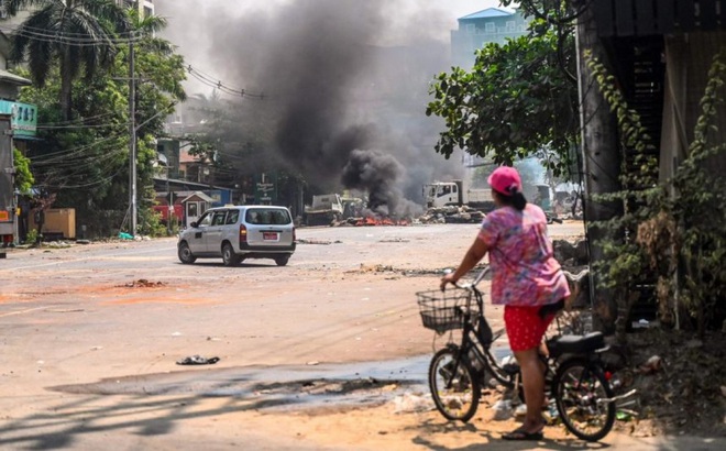 Quân đội Myanmar đã áp thiết quân luật với hơn 6 thị trấn tại Yangon. Ảnh: AFP