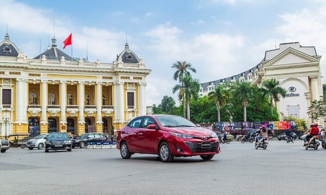 Đại lý đua nhau xả hàng, giảm giá sập sàn, loạt xe hạng sang xuống dốc không phanh - Ảnh 8.