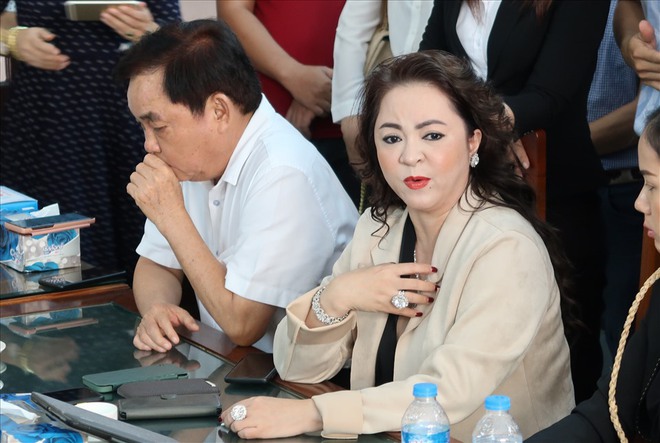 Vợ ông Dũng lò vôi tố bị ông Võ Hoàng Yên lừa gạt hàng trăm tỷ: Cảm thấy bị tổn thương vì đặt niềm tin sai chỗ - Ảnh 1. Vợ ông Dũng lò vôi tố bị ông Võ Hoàng Yên lừa gạt hàng trăm tỷ: Cảm thấy bị tổn thương vì đặt niềm tin sai chỗ - Ảnh 1.