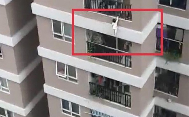 Bé gái treo rơi từ tầng 12A chung cư 60B Nguyễn Huy Tưởng đã may mắn thoát chết.