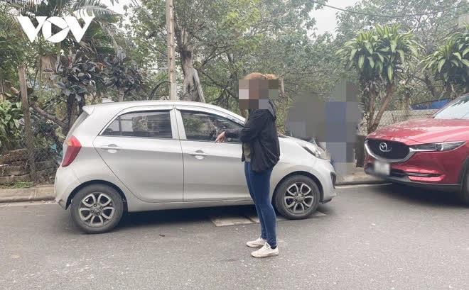Nạn nhân G.S (28 tuổi, quốc tịch Anh) chỉ nơi cô bị tấn công trên địa bàn phường Quảng An, Tây Hồ. (Ảnh: Võ Nam)