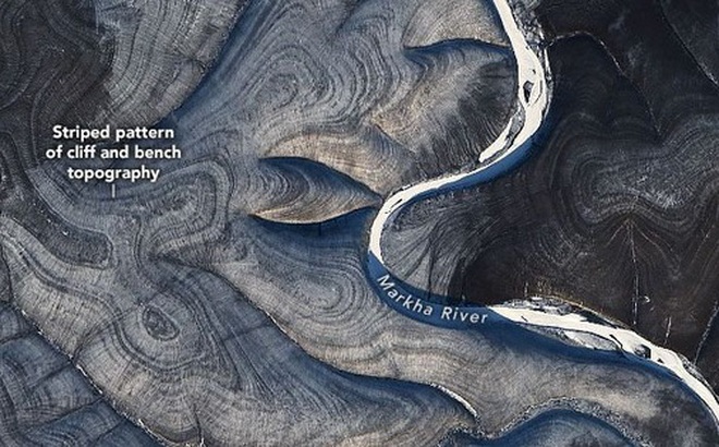 Vùng đất đầy "hoa văn" lạ như tranh vẽ quanh khu vực sông Markha ở Siberia - Ảnh: NASA