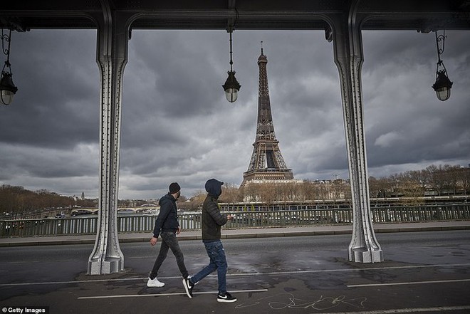 Paris trước giờ phong tỏa: Vội vã lên tàu, chen chân trong siêu thị - Ảnh 1.