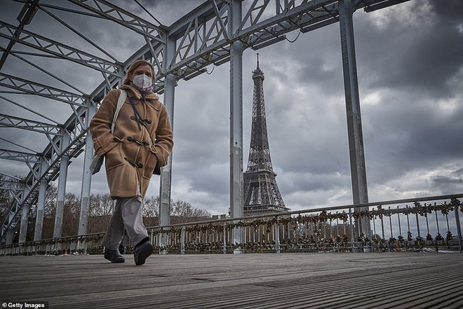 Paris trước giờ phong tỏa: Vội vã lên tàu, chen chân trong siêu thị - Ảnh 2.