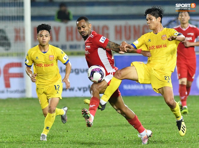 Liên hoàn cùi chỏ của ngoại binh Viettel FC khiến hai cầu thủ Nam Định nhăn nhó - Ảnh 1.
