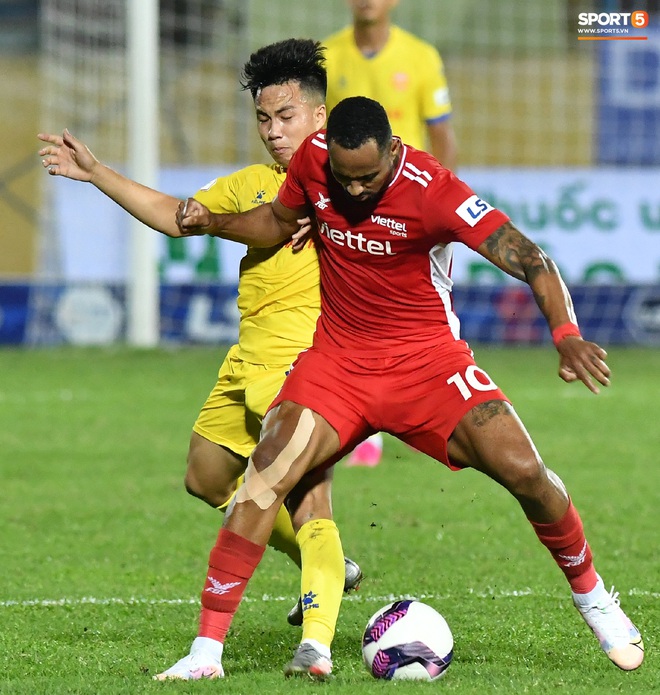 Liên hoàn cùi chỏ của ngoại binh Viettel FC khiến hai cầu thủ Nam Định nhăn nhó - Ảnh 4.