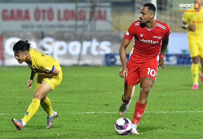 Liên hoàn cùi chỏ của ngoại binh Viettel FC khiến hai cầu thủ Nam Định nhăn nhó - Ảnh 5.