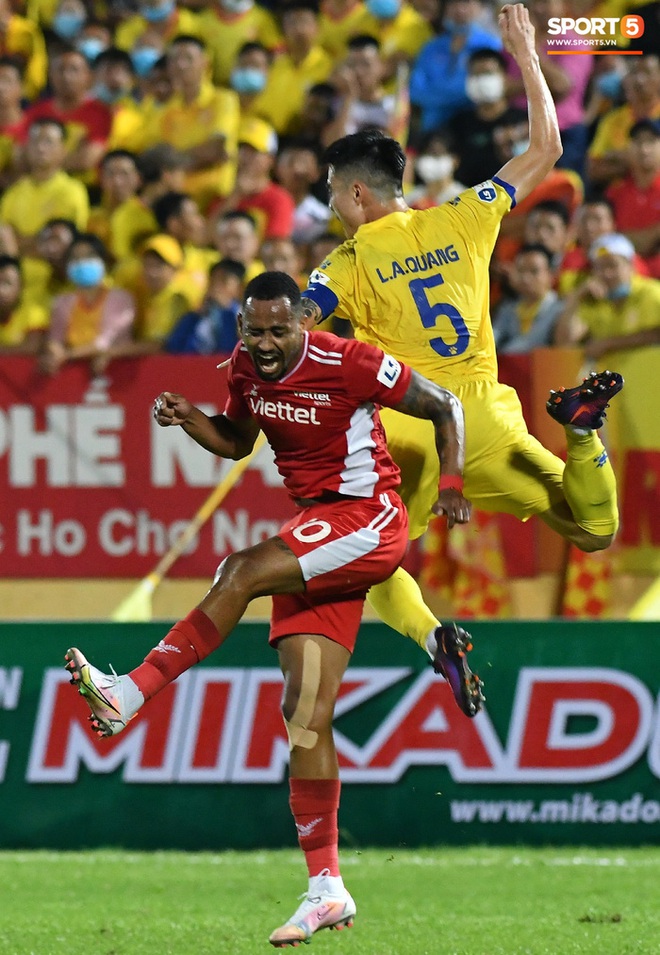 Liên hoàn cùi chỏ của ngoại binh Viettel FC khiến hai cầu thủ Nam Định nhăn nhó - Ảnh 8.
