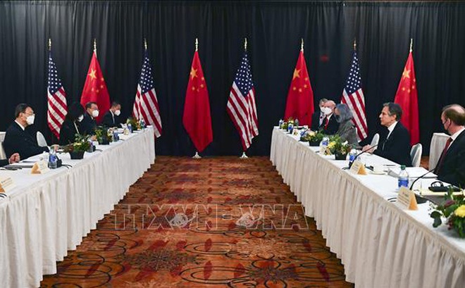 Ngoại trưởng Mỹ Antony Blinken (thứ 2, phải), Cố vấn an ninh quốc gia Jake Sullivan (phải) và Ủy viên quốc vụ Trung Quốc Dương Khiết Trì (thứ 2, trái) cùng Bộ trưởng Ngoại giao Trung Quốc Vương Nghị (trái) tại cuộc đối thoại cấp cao về an ninh và đối ngoại Mỹ và Trung Quốc ở Alaska, Mỹ ngày 18/3/2021. Ảnh: AFP/TTXVN